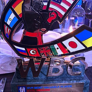 Román Rodríguez, miembro del Consejo Supremo del WBC, recibe el MVP en la Convención 56 del WBC que tuvo lugar en Kiev